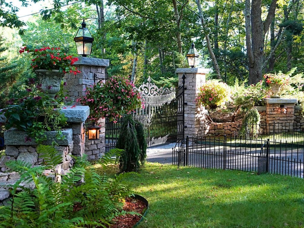 View of the front gate at Oceansedge
