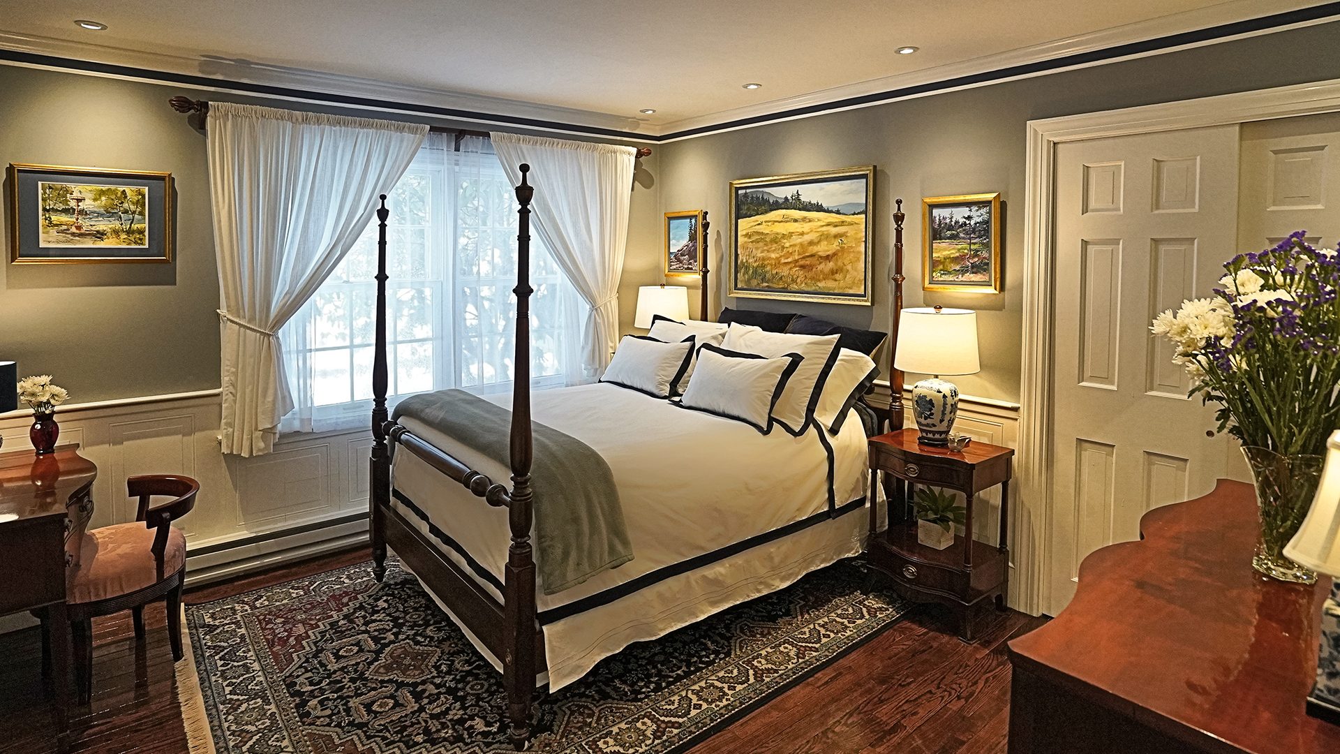 Main bed in the master bedroom at Oceansedge